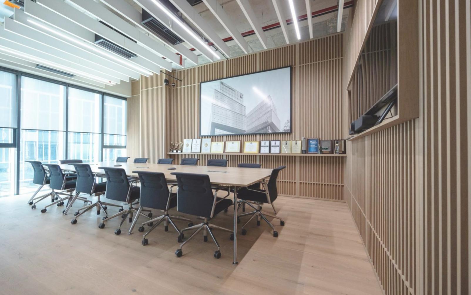 Espacio de trabajo organizado con material financiero