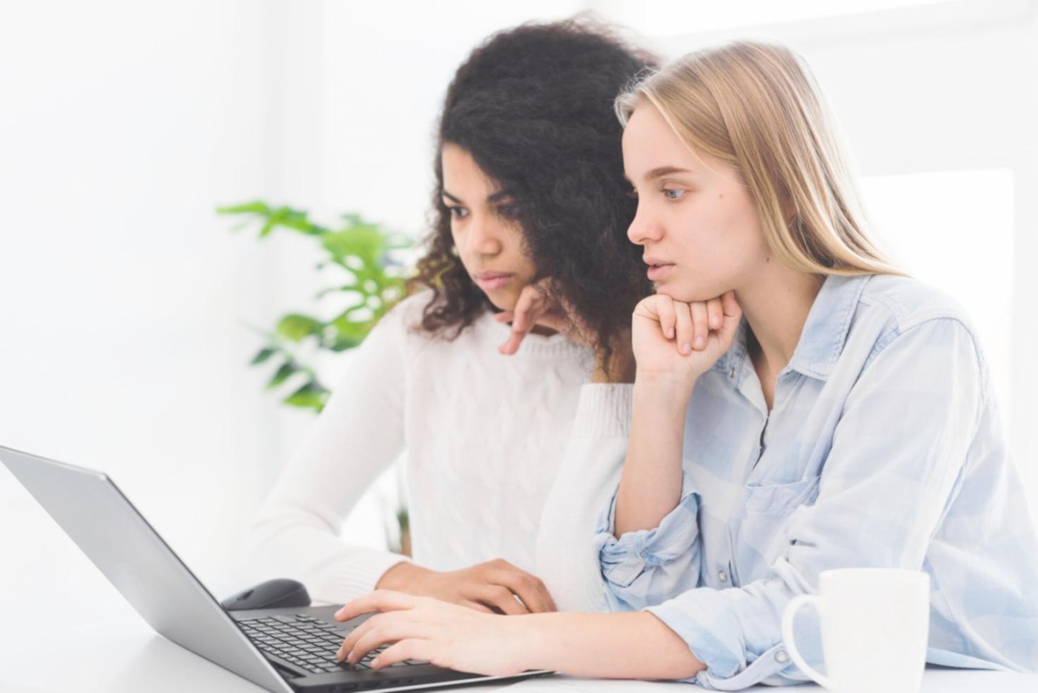 Persona planificando sus finanzas con dispositivos digitales